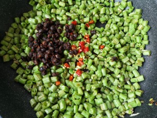 11、肉末豆角,再加入豆豉和干辣椒翻炒均匀。