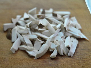 2、黑椒牛肉杏鲍菇,杏鲍菇切小丁