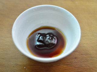 6、黑椒牛肉杏鲍菇,取一个碗，调入蚝油、酱油和料酒