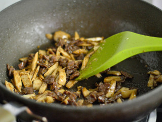 9、黑椒牛肉杏鲍菇,大火翻炒均匀并收汁