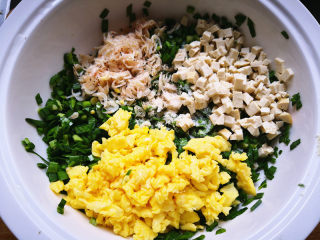 5、韭菜鸡蛋盒子,将韭菜，虾皮，鸡蛋，豆腐，盐，鸡精，油放在一起搅拌均匀，