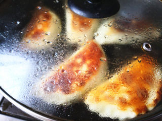 9、韭菜鸡蛋盒子,煎至两面金黄，煎的时候如果希望外面的面软一些，可以撒点水，然后盖上盖子2分钟， 