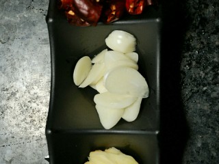 5、麻辣烫,干辣椒切节，姜和大蒜切片。