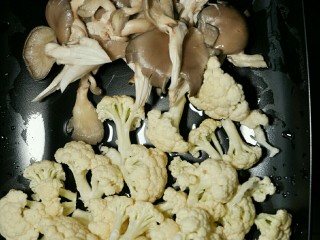 7、麻辣烫,平菇和菜花洗净，菜花掰成小块。