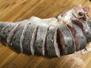 1、孔雀开屏鱼,鲈鱼收拾干净去掉头尾，切成如图形状（注意肚子部分不要切断）。