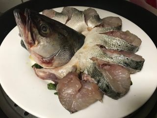 5、孔雀开屏鱼,锅内加适量水，盘子放蒸锅上，大火烧开后转中火5分钟。