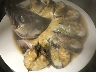 7、孔雀开屏鱼,到5分钟了不要关火，淋上调料汁，再蒸5分钟。