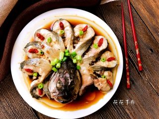 10、孔雀开屏鱼,趁热将油均匀浇在鱼上。