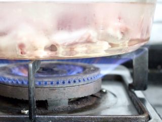 3、陈皮糖醋排骨,点火，焯水