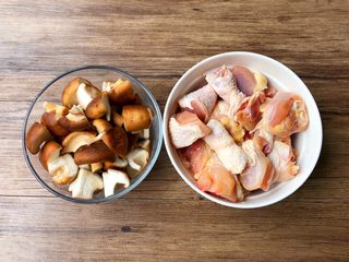 1、黄焖鸡,首先把鸡腿清洗干净切成块（建议不要切太小块），香菇清洗干净切成小块待用。