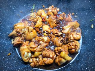 6、黄焖鸡,加入2勺生抽，1勺老抽，1勺料酒翻炒3分钟。