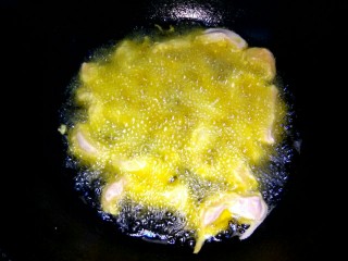 6、#猪里脊#  糖醋里脊,锅中放入适量植物油，油七成热放入挂好面糊的里脊肉，炸至金黄