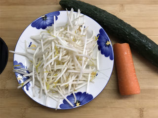 1、绿豆芽拌黄瓜,准备好材料。