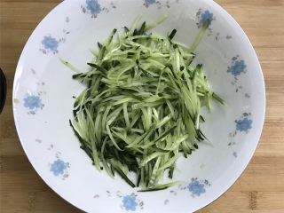 2、绿豆芽拌黄瓜,黄瓜用擦丝器擦成丝。