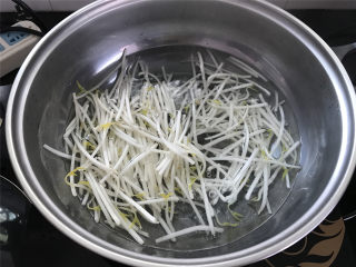 6、绿豆芽拌黄瓜,放入清洗干净的绿豆芽，焯水至断生即可捞出。