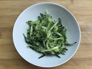 9、绿豆芽拌黄瓜,10分钟后把腌制好的黄瓜丝捞出挤干水分。