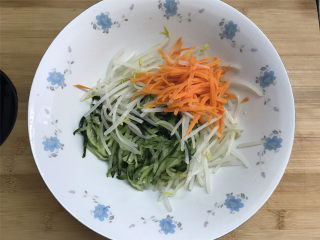 10、绿豆芽拌黄瓜,然后把三样丝放在一起。