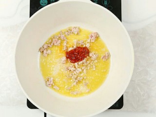 8、木耳炒豆腐,放适量豆瓣酱