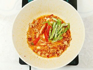 11、木耳炒豆腐,倒入尖椒