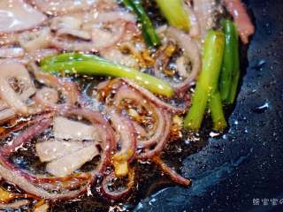 4、麻辣香锅 | ????辣，是饭桌上不可或缺的一味,制作葱油：洋葱切丝，小葱切段。小火温油煎至洋葱颜色变深，过滤后留葱油备用。