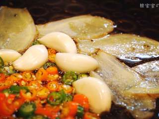 8、麻辣香锅 | ????辣，是饭桌上不可或缺的一味,锅中倒入之前做好的葱油和香料油。加入姜片、蒜、小米椒后爆炒。