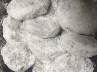 9、可乐饼,用手把土豆泥肉末团成圆饼状，依次裹入淀粉，鸡蛋液，面包糠。