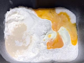 3、葱香芝士香肠面包,加入称好的鸡蛋液