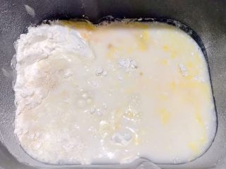 4、葱香芝士香肠面包,加入牛奶和温水～水可以慢慢加～因为水量比较大，需要根据面粉洗水量增减～