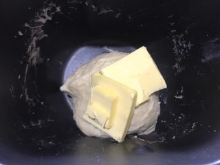 6、葱香芝士香肠面包,面团逐渐光滑后，加入黄油继续搅拌至面团光滑～