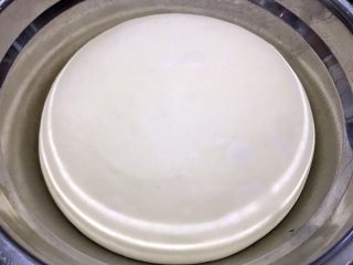 9、葱香芝士香肠面包,发酵好的面团表面是光滑的。