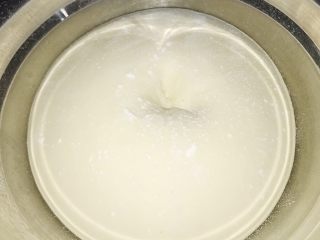 10、葱香芝士香肠面包,用手指沾少许面粉，戳一下面团中央，面团不回缩，即发酵完成。