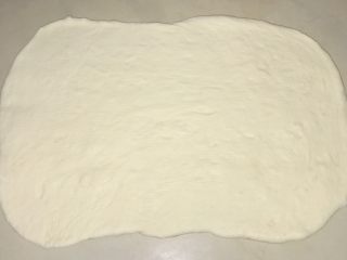 12、葱香芝士香肠面包,将面团，擀成长方形。