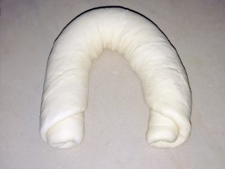 14、葱香芝士香肠面包,卷好后的面团，切成均等6份。