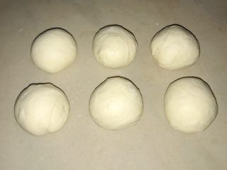15、葱香芝士香肠面包,稍微滚圆。醒发10-15分钟。