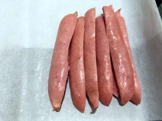 16、葱香芝士香肠面包,热狗可以切一下。（用纸托模具的话，热狗或者火腿肠太大的话，会放不下～）