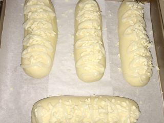 21、葱香芝士香肠面包,刷一层蛋液，或者水也行，主要是为了让芝士粘上去。然后，撒一层芝士，挤上一层沙拉酱和番茄酱。