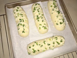 22、葱香芝士香肠面包,再撒上葱花～