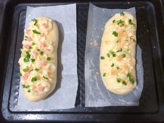 23、葱香芝士香肠面包,另外做了两个，一个撒了一点热狗粒，一个撒的肉松。