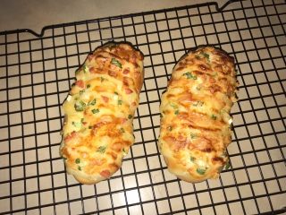 24、葱香芝士香肠面包,烤箱预热。中层，180度，18-20分钟。