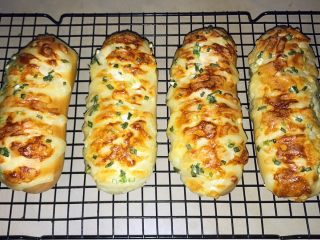 25、葱香芝士香肠面包,上面一层烤的焦焦脆脆的～超级好吃哦～