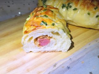 26、葱香芝士香肠面包,面包里面吃起来也很软～好吃～用的这个热狗也是超级好吃～下次试试放一整根～