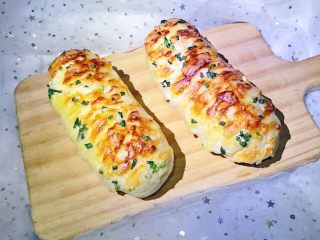 27、葱香芝士香肠面包,我没用专门的纸托模具，形状感觉不是太好～建议大家可以买纸托更好哦～