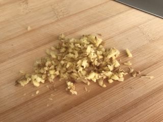 1、剁椒蒸豆腐～15分钟快手菜,姜切碎