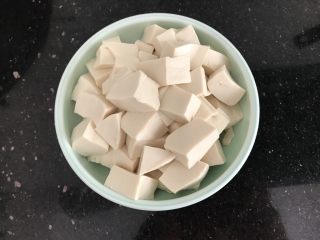 3、剁椒蒸豆腐～15分钟快手菜,豆腐切小块