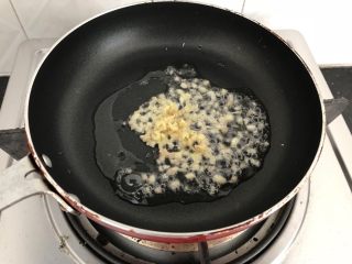 5、剁椒蒸豆腐～15分钟快手菜,姜末先下锅炒2下