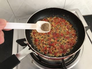 8、剁椒蒸豆腐～15分钟快手菜,加入小半匙花椒粉