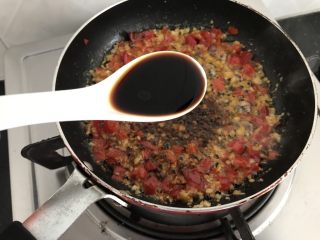 9、剁椒蒸豆腐～15分钟快手菜,2勺酱油