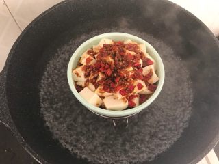 12、剁椒蒸豆腐～15分钟快手菜,锅里的水开后，把豆腐放进锅里蒸十分钟