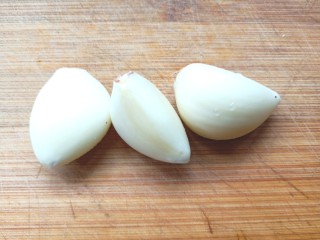 6、葱油拌面,剥好蒜洗净