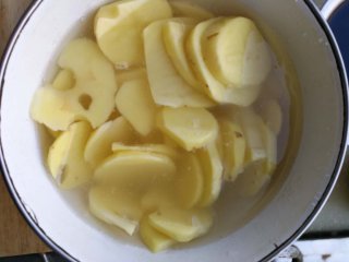 3、干锅土豆片,泡水